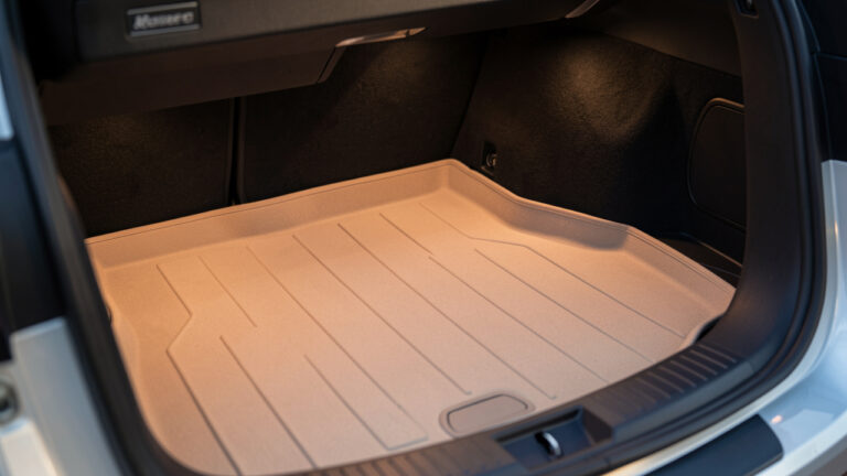 Tapis de coffre et protections d’habitacle posés dans le coffre d’un SUV, montrant des matières durables adaptées au sable et au soleil de la Côte d’Azur.